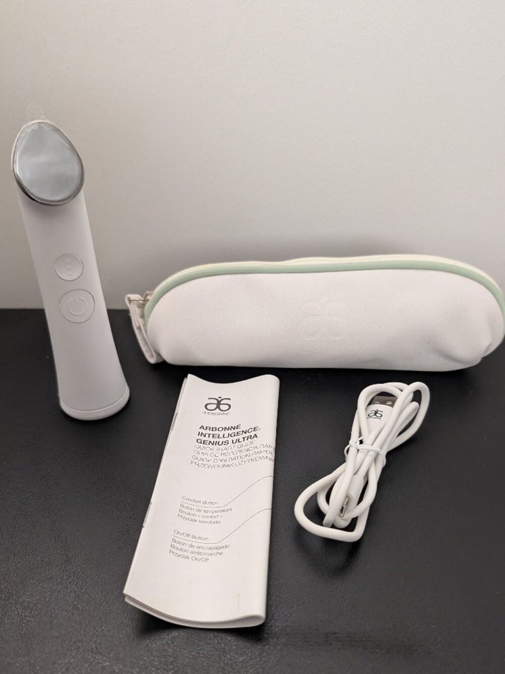 Arbonne Intelligence Genius Ultra Skincare Device w Case Charger